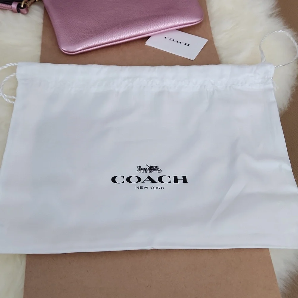 Beautiful NWOT Coach Metallic Pink  Leather Wristlet/Wallet & Dust Cover 🩷✨️💖 - Picture 7 of 15